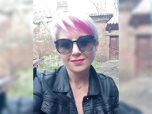 BUSINKA-25's BongaCams show and profile