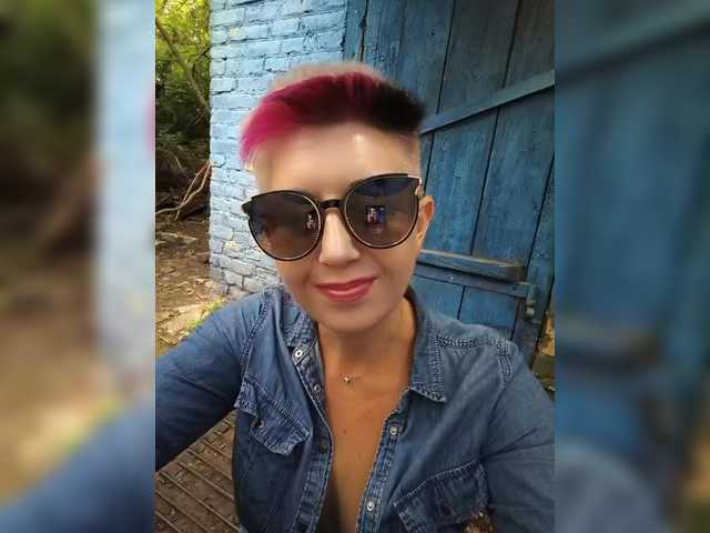 BUSINKA-25 live cam on BongaCams