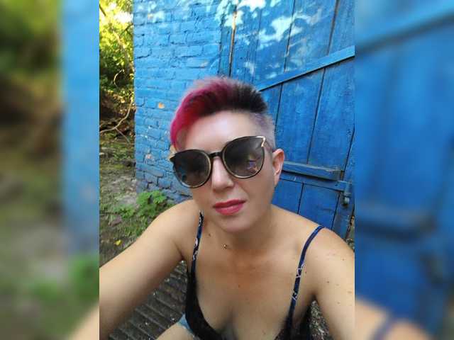 BUSINKA-25 live cam on BongaCams