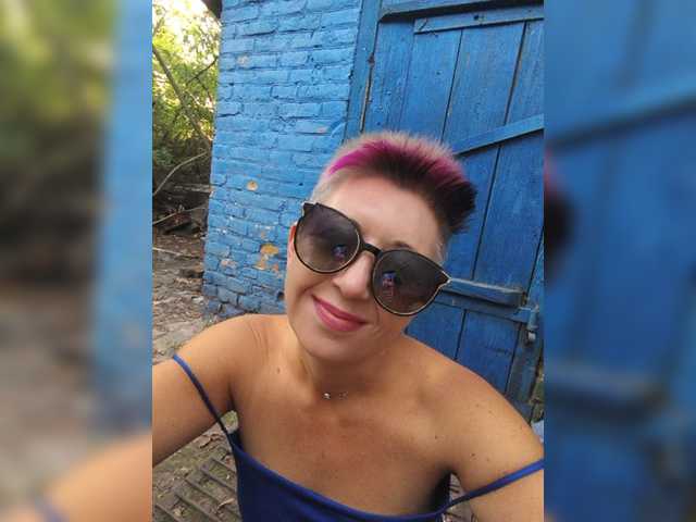 BUSINKA-25 live cam on BongaCams
