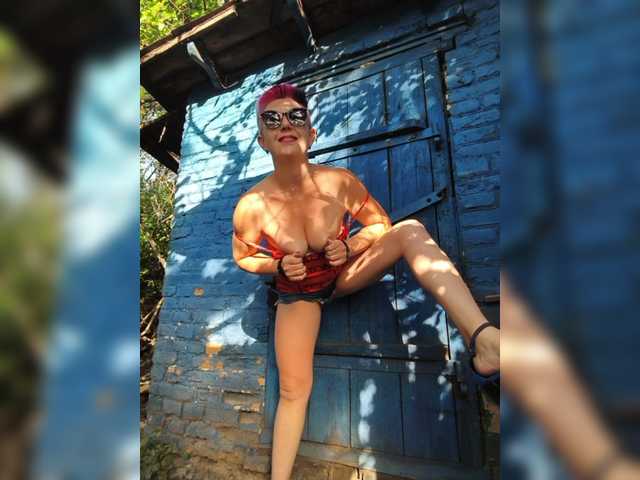 BUSINKA-25 live cam on BongaCams