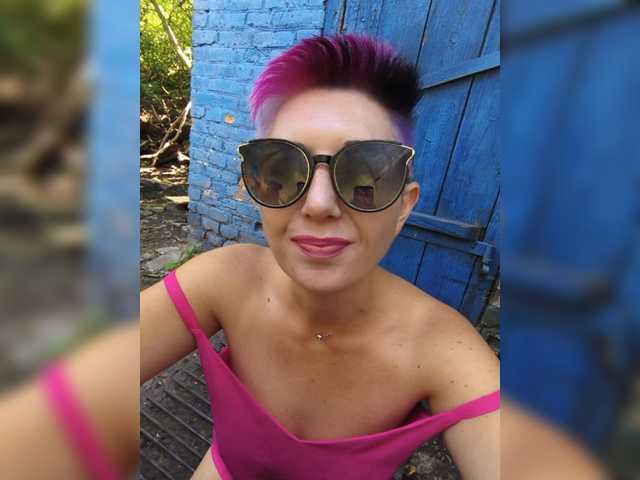 BUSINKA-25 live cam on BongaCams