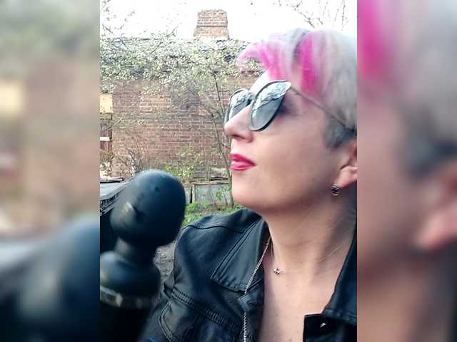 BUSINKA-25's BongaCams show and profile