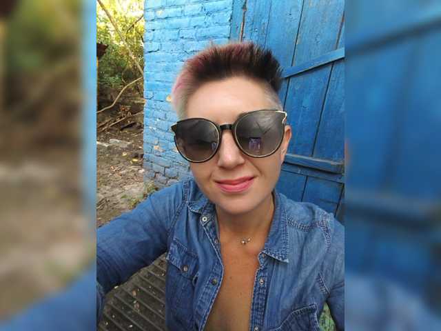 BUSINKA-25 live cam on BongaCams