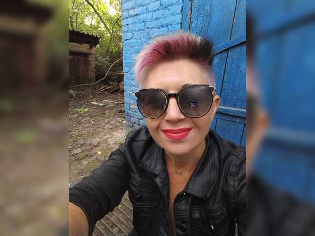 BUSINKA-25 live cam on BongaCams