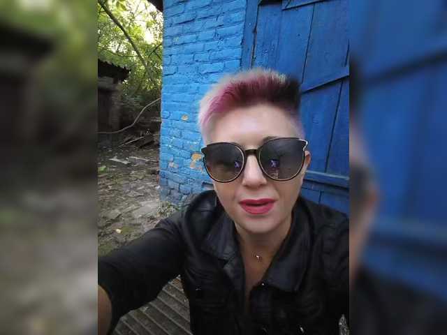 BUSINKA-25 live cam on BongaCams