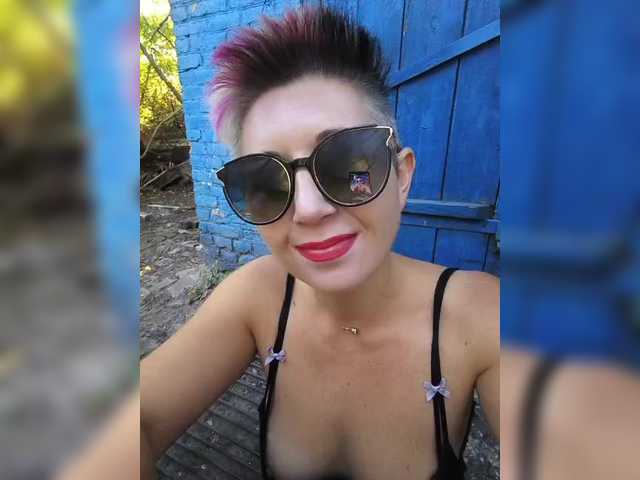 BUSINKA-25 live cam on BongaCams