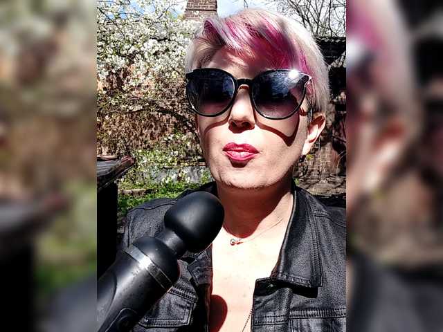 BUSINKA-25's BongaCams show and profile