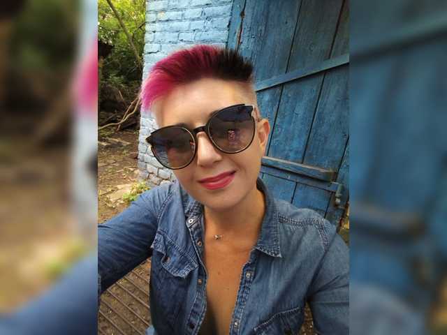 BUSINKA-25 live cam on BongaCams