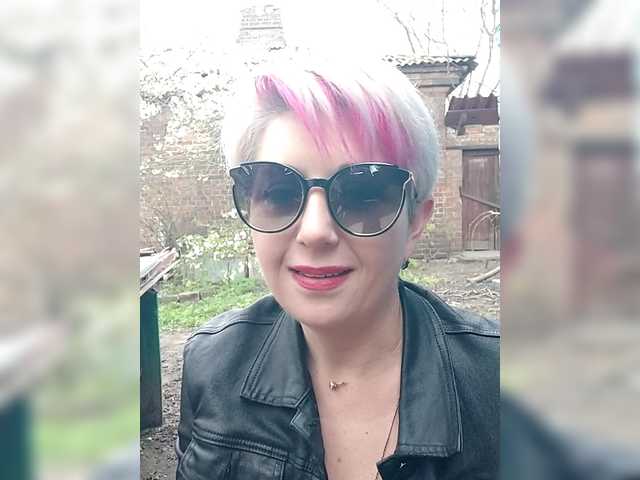 BUSINKA-25's BongaCams show and profile