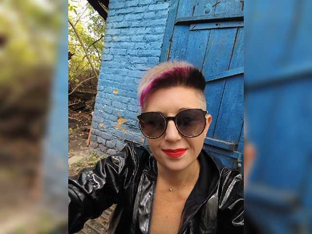 BUSINKA-25 live cam on BongaCams