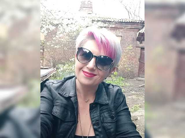 BUSINKA-25's BongaCams show and profile