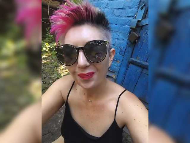 BUSINKA-25 live cam on BongaCams