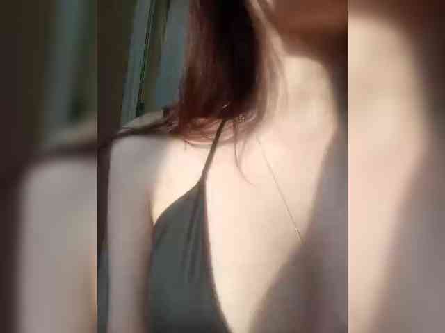 该模特正在直播。 totodasha