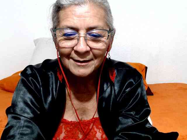 candy-mature live female cam on bongacams