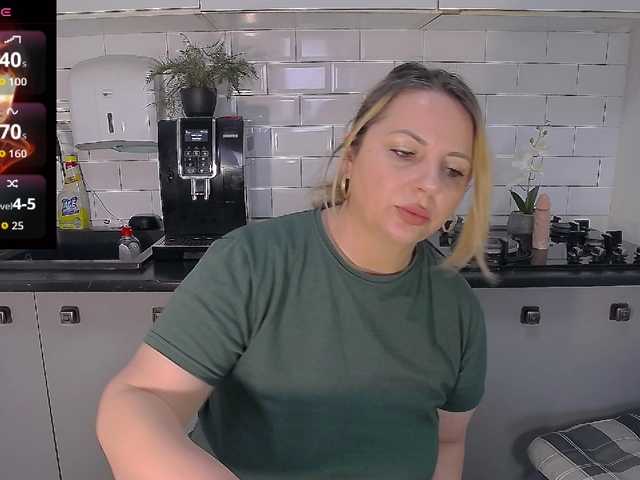 EllaSwan's BongaCams show and profile