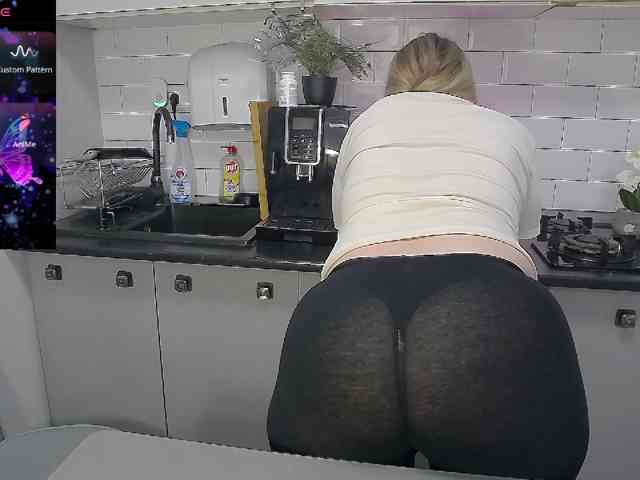 EllaSwan webcam