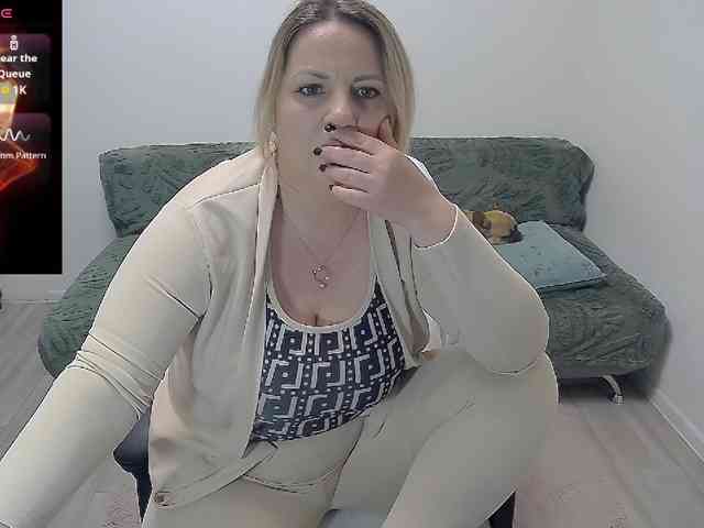 EllaSwan webcam
