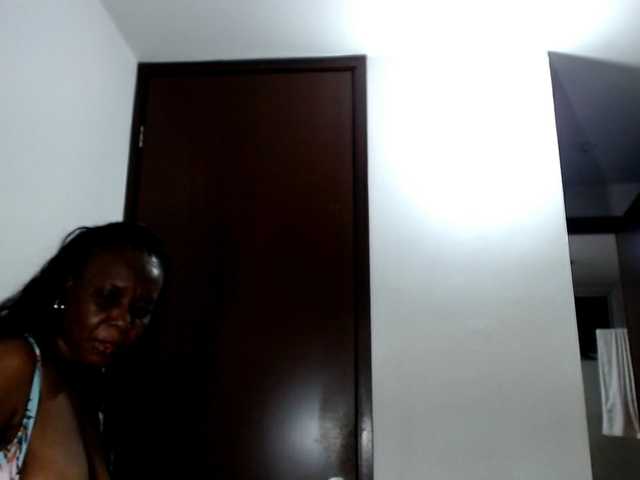 Lucypalmax live cam preview