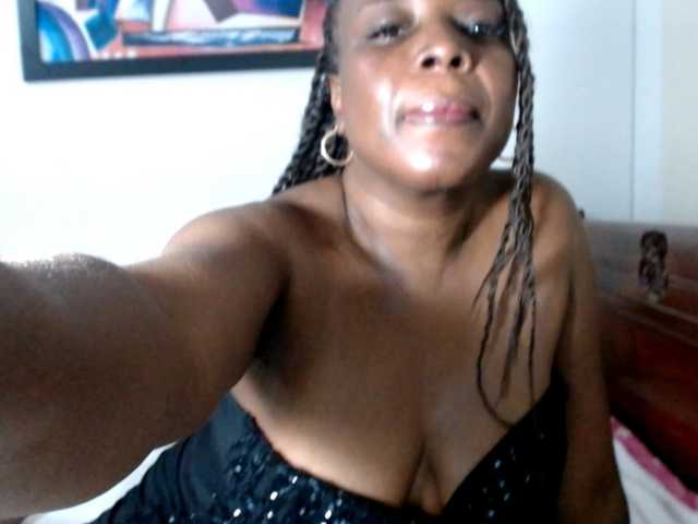 Lucypalmax live cam on BongaCams