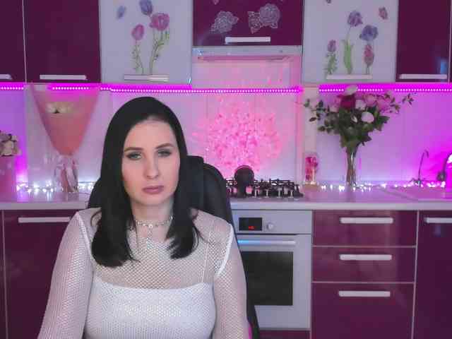 Bu model şu anda canlı. Olivija2020