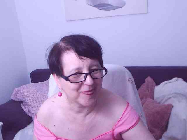 Christarose's cam show statistics and live stream