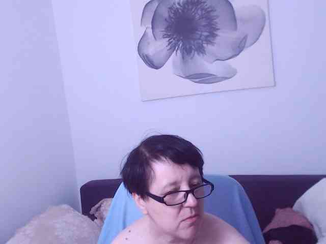 Christarose's cam show statistics and live stream