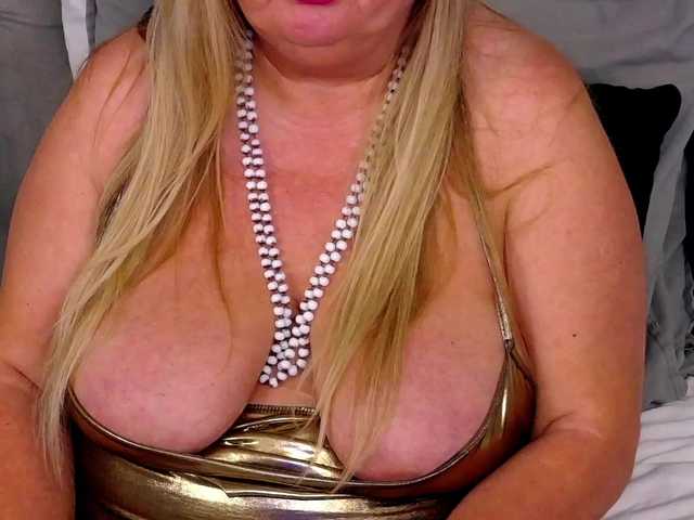 MadameLeona live cam on BongaCams