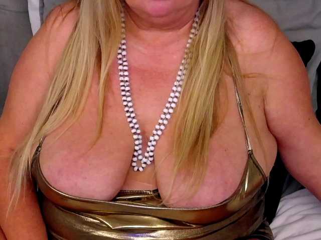 MadameLeona live cam on BongaCams