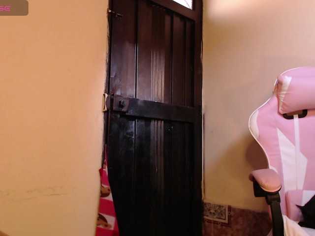 EmmaHenderson's BongaCams show and profile