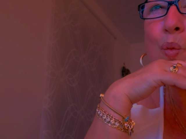 Connyat99 live cam on BongaCams