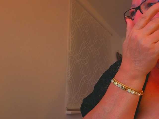 Connyat99 ist ein heißes deutsches Camgirl, das auf dich im Live-Chat wartet