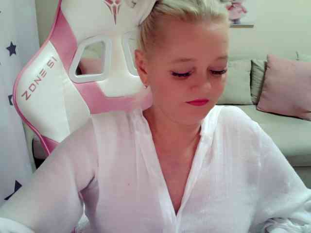 ChristieRoses webcam