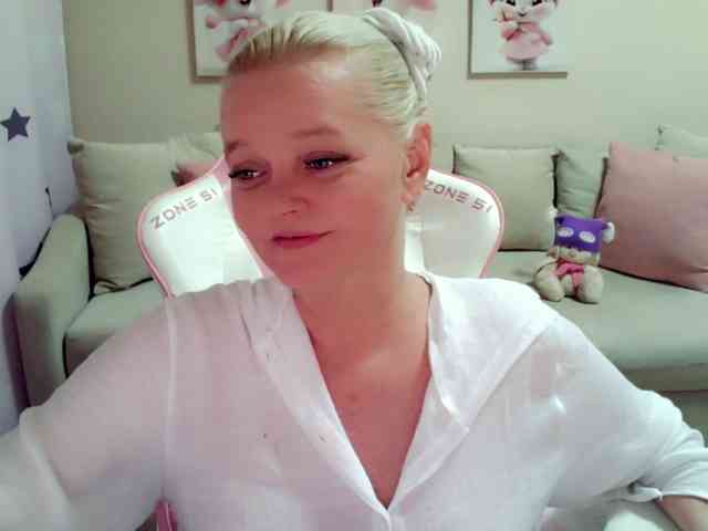 ChristieRoses webcam