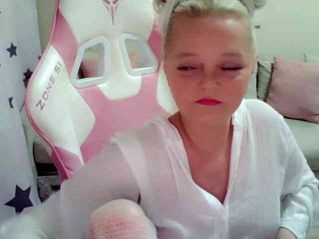 ChristieRoses webcam