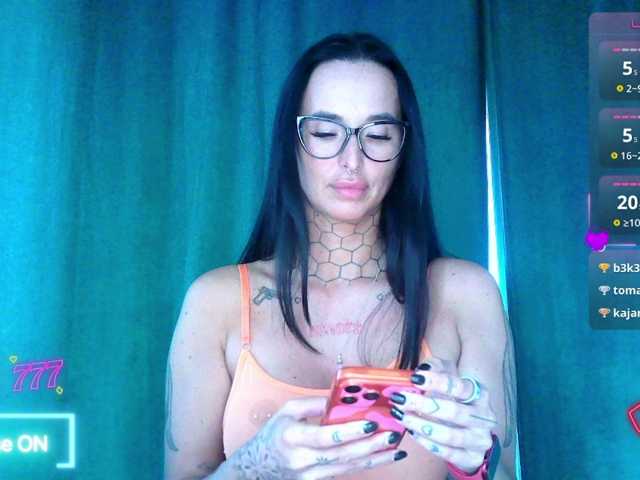 tattooedKika live cam preview