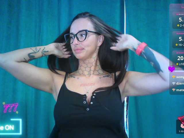 tattooedKika live cam preview