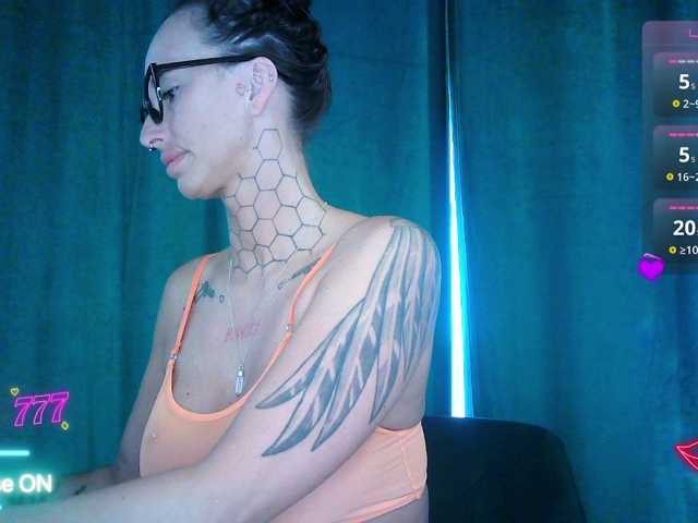 tattooedKika live cam preview