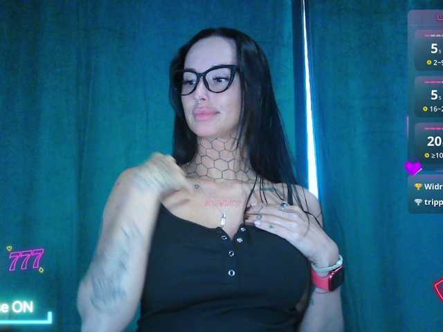 tattooedKika live cam preview