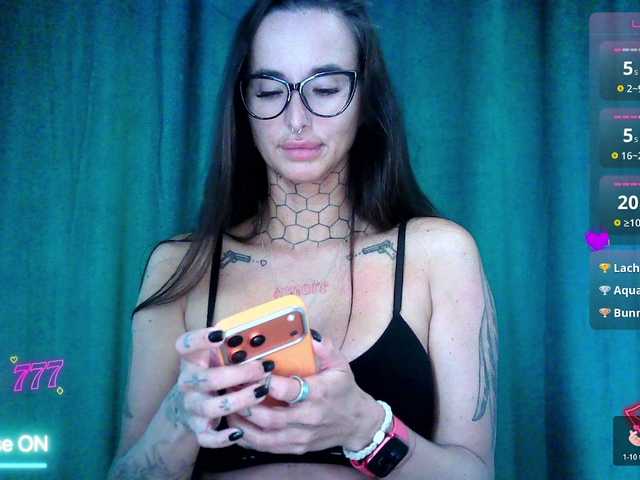 tattooedKika live cam preview