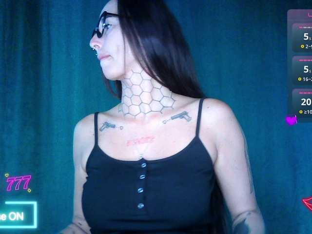 tattooedKika live cam preview