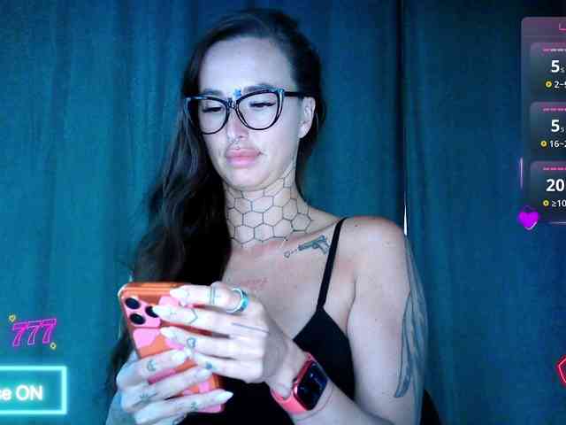 tattooedKika webcam