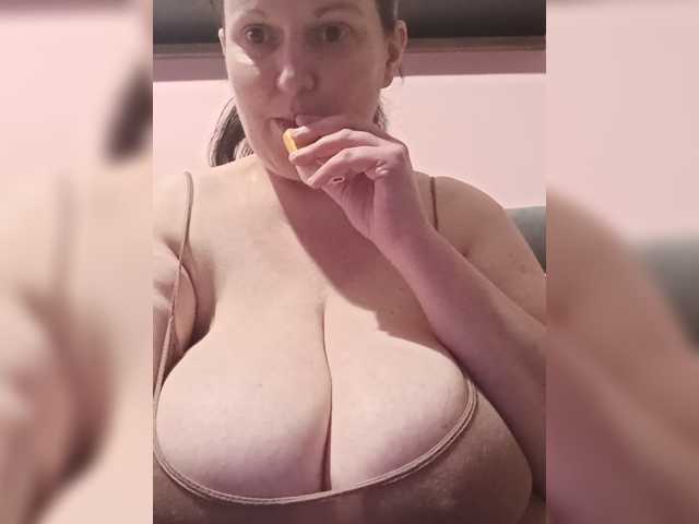 LadyAlma live cam preview