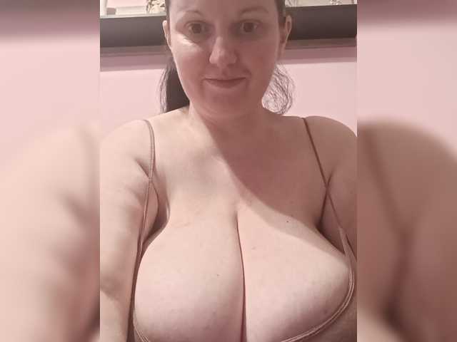LadyAlma Live Cam and Statistics on UnifiedCams