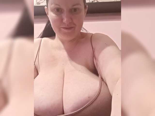 LadyAlma's BongaCams show and profile