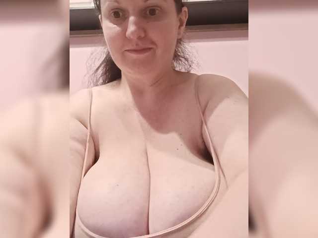 LadyAlma live cam preview