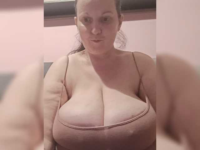 LadyAlma live cam preview