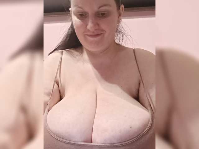 LadyAlma live cam preview