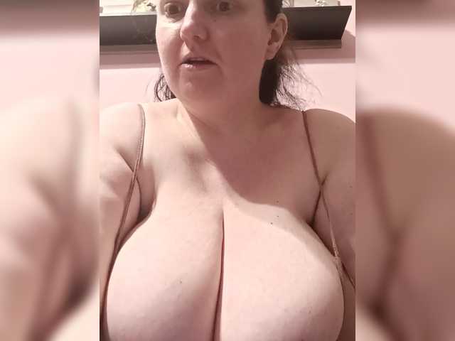 LadyAlma's BongaCams show and profile