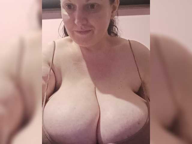 LadyAlma live cam preview